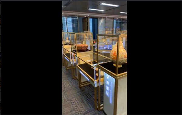 【客戶反饋】盛融國(guó)際-拍賣行玻璃珠寶柜臺(tái)博物館展柜