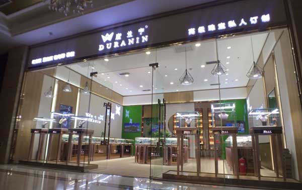 鋁合金玻璃展示柜定制要考慮哪些標(biāo)準(zhǔn)？