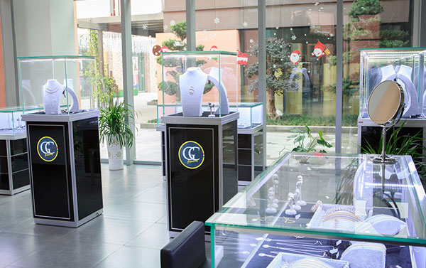 玻璃展示柜定制選擇什么廠家比較好？